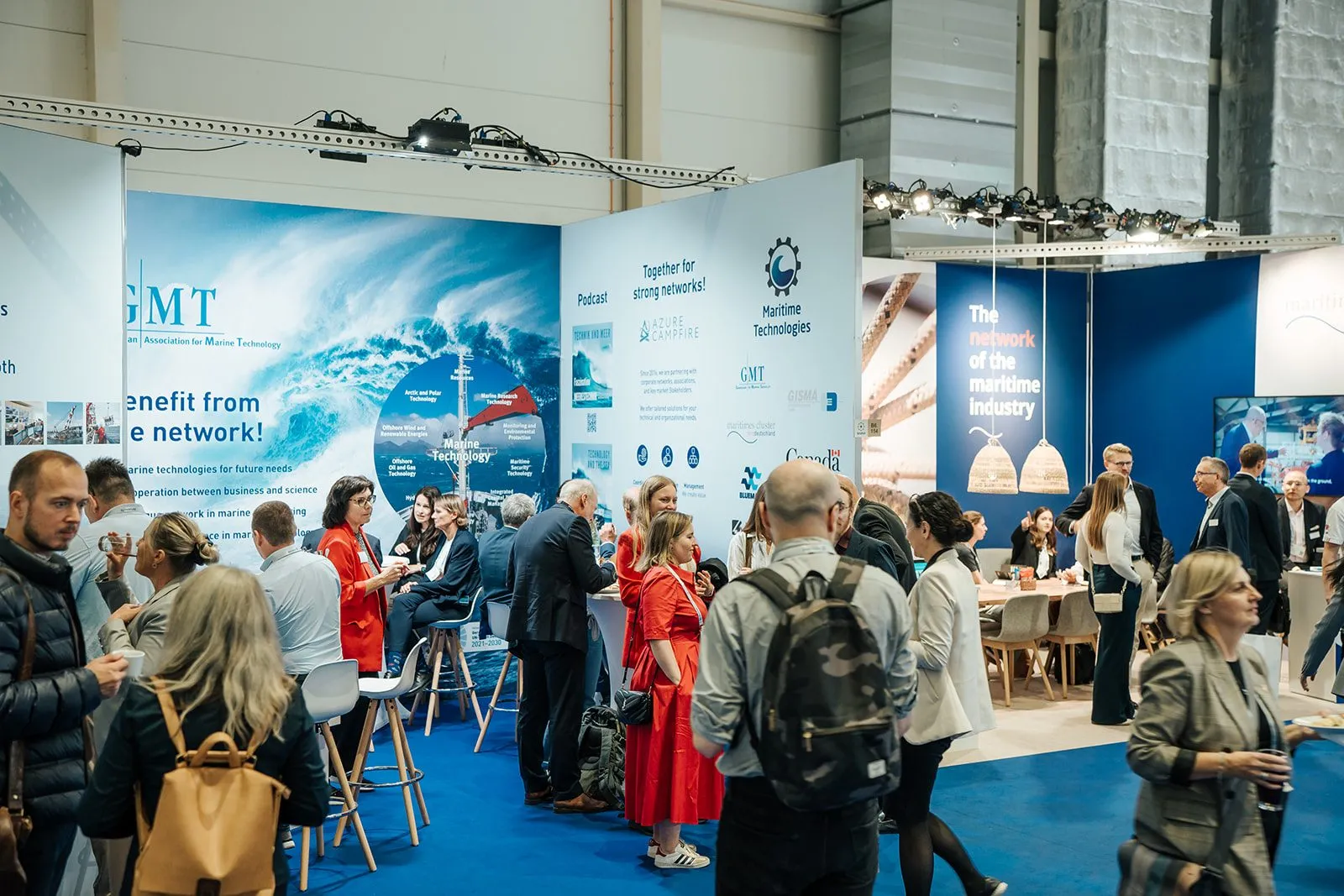 Messestand mit Besuchern