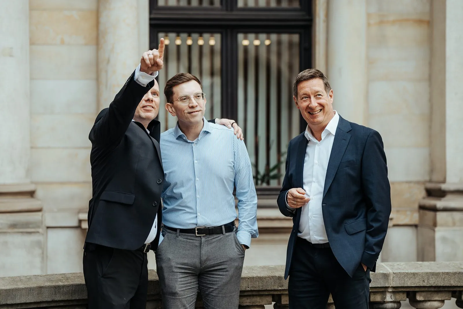 Team vor dem Firmengebäude